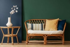 Wohnzimmermöbel aus echten Rattan - Sofa und Rattantisch mit Glasplatte (depositphotos.com)